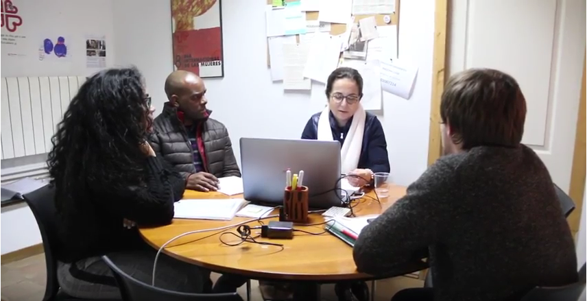 Alumnes, advocades i tècniques de Càrites expliquen què fan a la Clínica jurídica de la UIB “Estrangeria i Immigració” a Càritas-Mallorca